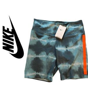 Nike Dri-FIT One Luxe NWT Large
Women's 7" Mid-Rise Printed Training Shorts
